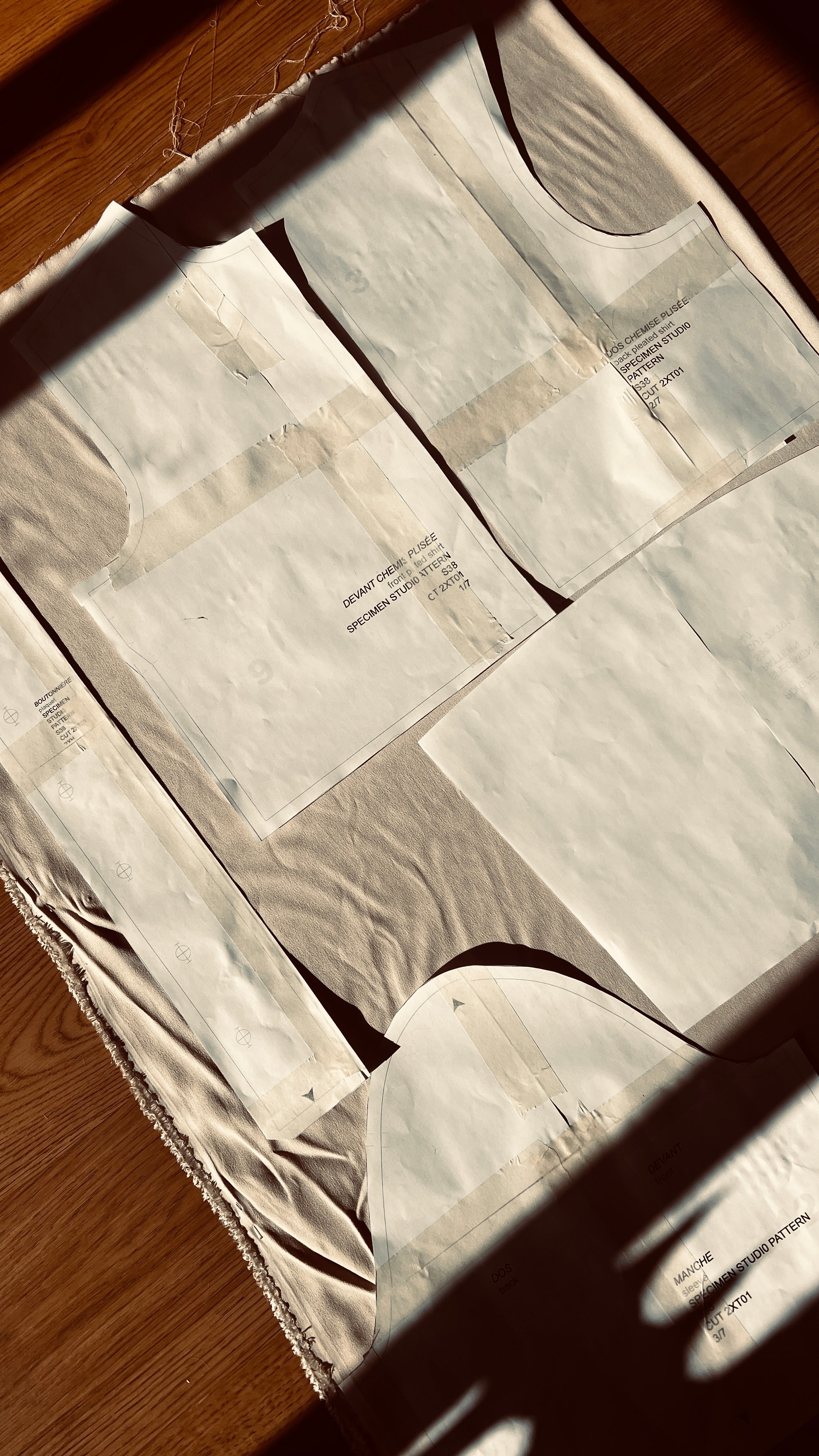 Comment préparer son tissu avant de couper les pièces de son patron de couture ?