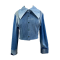 Veste Specimen Studi0, upcycling en denim bleu, avec bouton vert et col très grand. Patron à courte et marque indépendante. 
