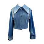 Veste Specimen Studi0, upcycling en denim bleu, avec bouton vert et col très grand. Patron à courte et marque indépendante. 