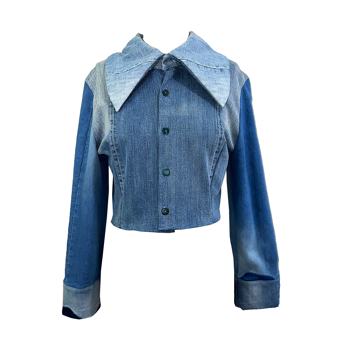 Veste Specimen Studi0, upcycling en denim bleu, avec bouton vert et col très grand. Patron à courte et marque indépendante. 