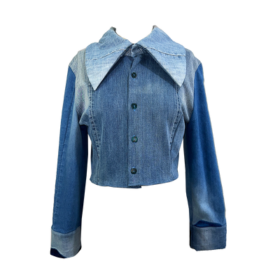 Veste Specimen Studi0, upcycling en denim bleu, avec bouton vert et col très grand. Patron à courte et marque indépendante. 