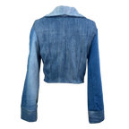 Veste Specimen Studi0, upcycling en denim bleu, avec bouton vert et col très grand. Patron à courte et marque indépendante. 