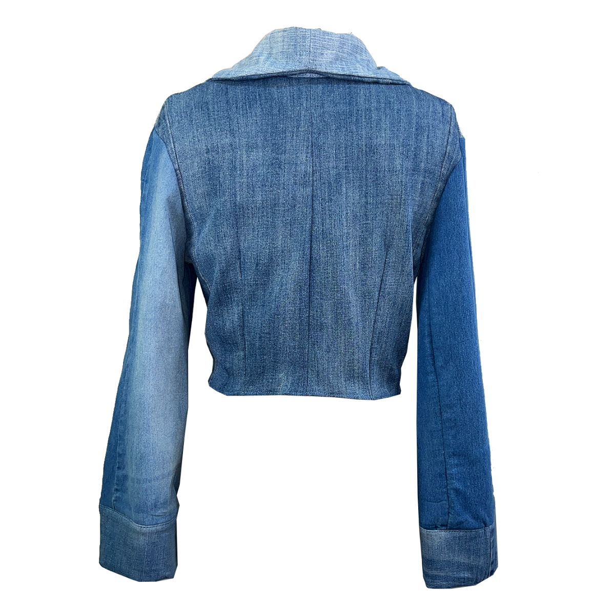 Veste Specimen Studi0, upcycling en denim bleu, avec bouton vert et col très grand. Patron à courte et marque indépendante. 