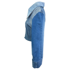 Veste Specimen Studi0, upcycling en denim bleu, avec bouton vert et col très grand. Patron à courte et marque indépendante. 