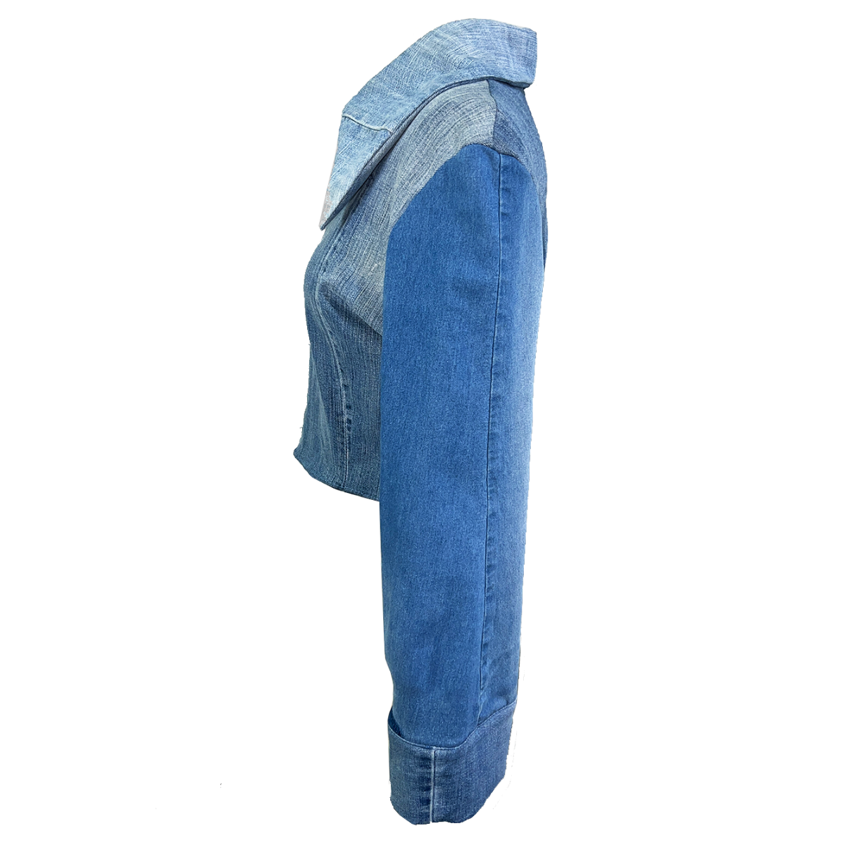 Veste Specimen Studi0, upcycling en denim bleu, avec bouton vert et col très grand. Patron à courte et marque indépendante. 